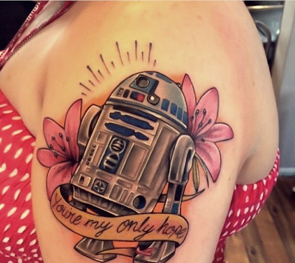 女性肩部彩色R2D2机器人纹身图片