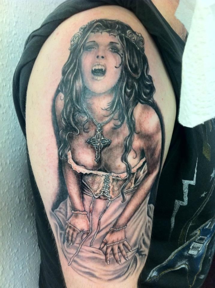 肩部棕色中世纪吸血鬼女人纹身图案