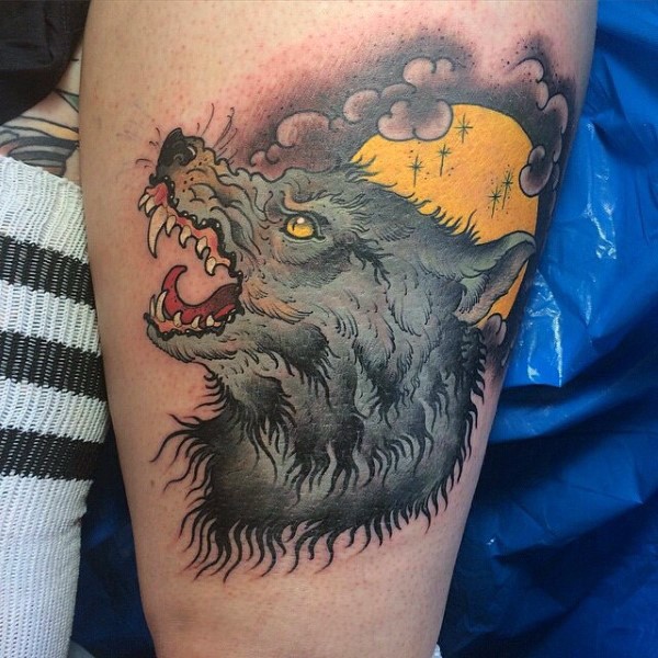 腿部现代的传统月亮狼头纹身图案