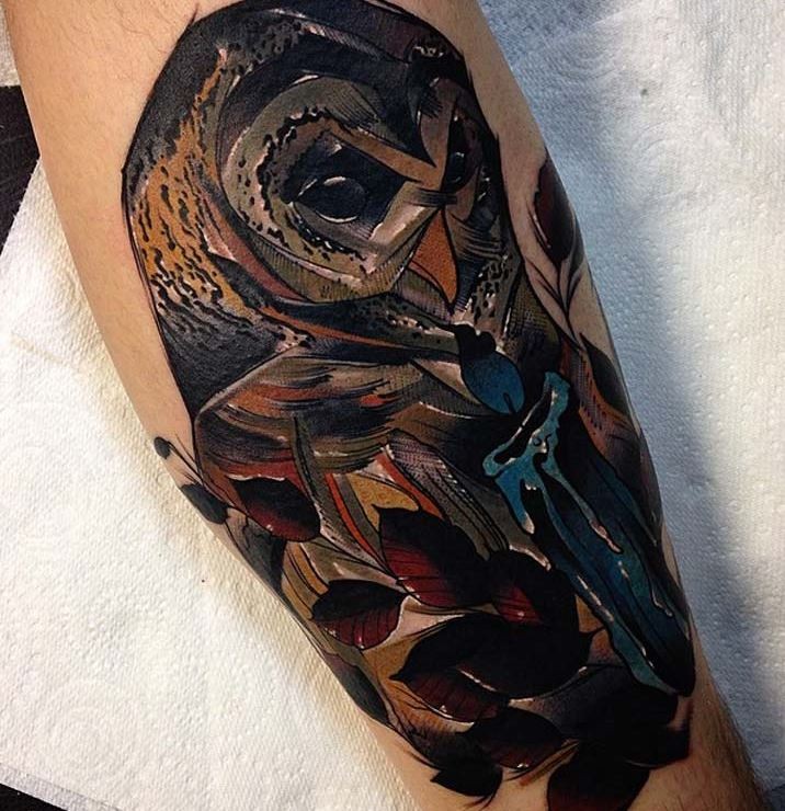 腿部彩色猫头鹰用蜡烛纹身图片