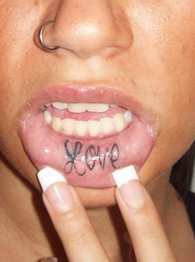 女性唇部英文字母纹身图案