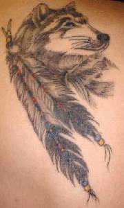 肩部灰色羽毛和印度狼纹身图案