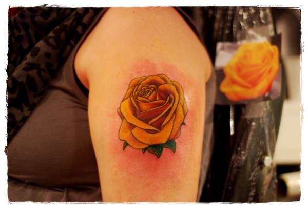 肩部简单的手绘彩色玫瑰纹身图案