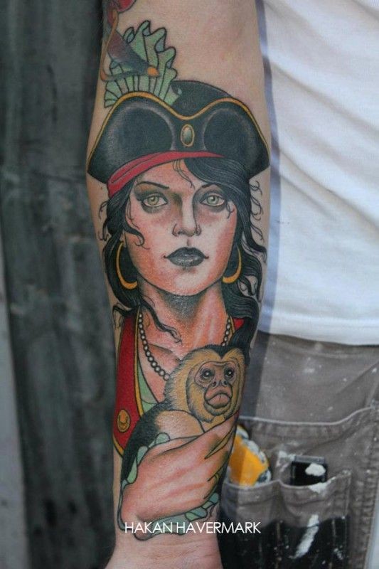 手臂彩色海盗女子抱候纹身图案