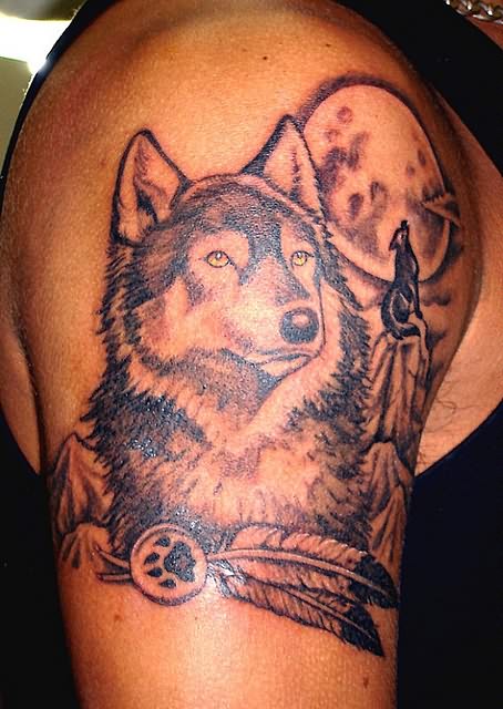 肩部棕色月亮和狼的纹身图案