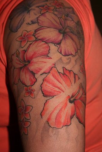 肩部彩色粉红花朵纹身图案
