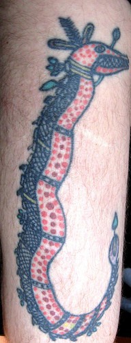 腿部彩色长绑的蛇纹身图案
