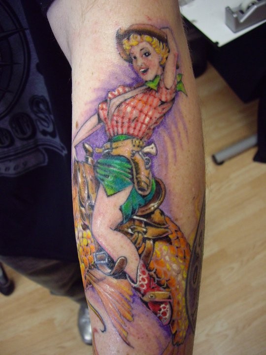 手臂彩色手绘性感女郎纹身图案