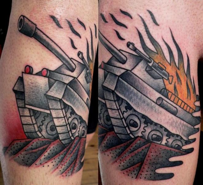 男性腿部彩色坦克纹身图案