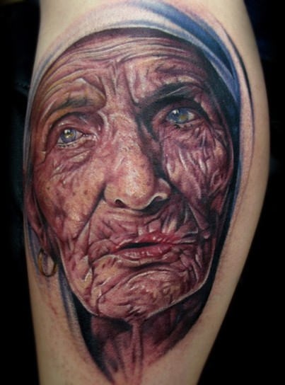 腿部彩色特瑞莎修女肖像纹身图案