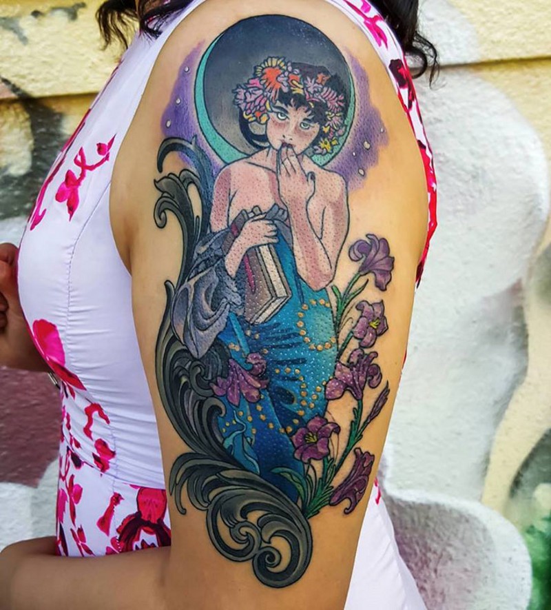 肩部彩色神秘女人与鲜花纹身图案