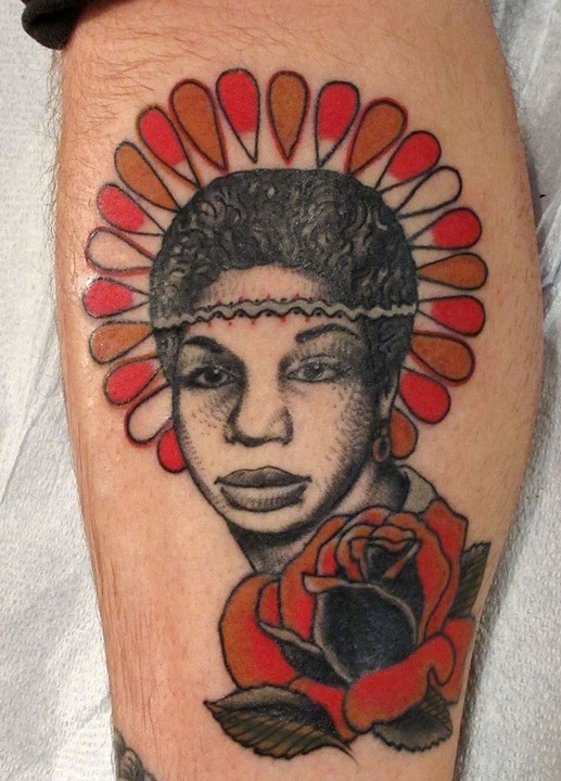 腿部老流派彩色部落妇女与玫瑰纹身