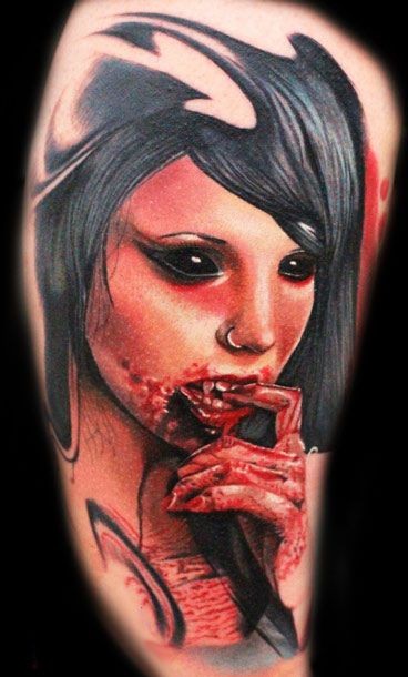 肩部彩色恐怖电影像血腥吸血鬼妇女纹身