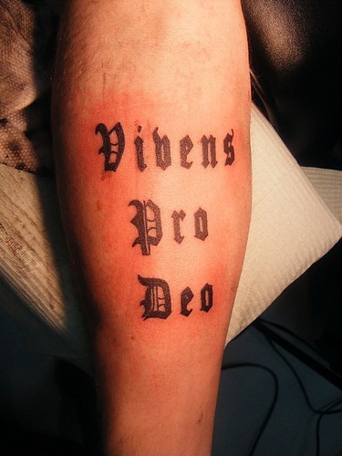腿部vibens PRO DEO字母纹身