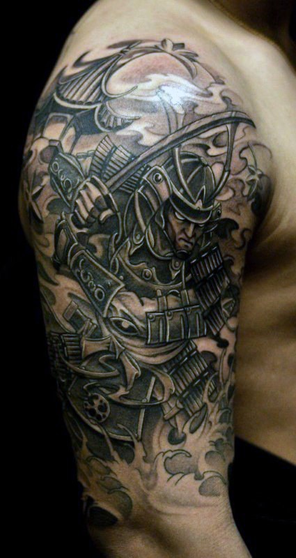 男性肩部黑灰色武士纹身图案