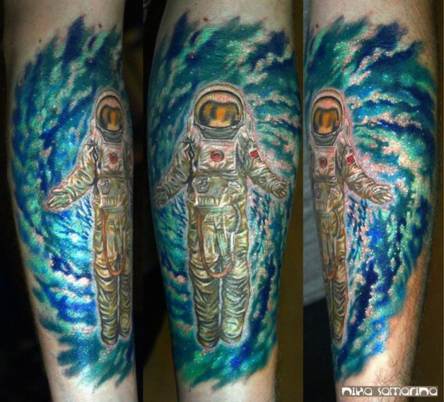 男性腿部彩色宇航员纹身图案