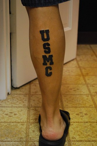 腿部美国海军陆战队字母纹身