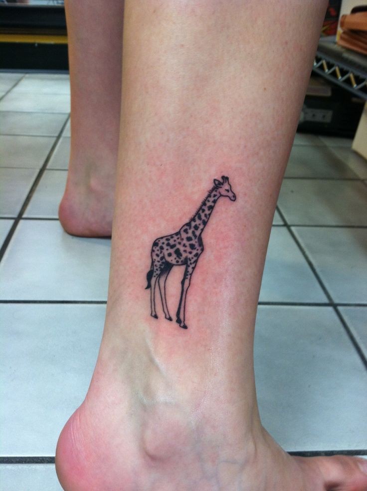 腿部黑色漂亮的长颈鹿纹身图片