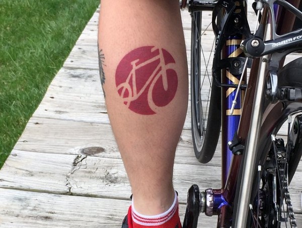 腿部简单的红色自行车形状徽章纹身