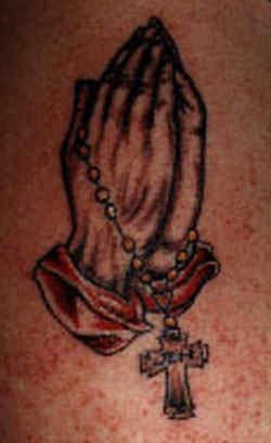 手臂彩色祈祷手与十字架纹身图案
