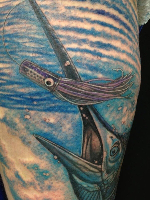 腿部彩色现实的鱿鱼和剑鱼纹身图片