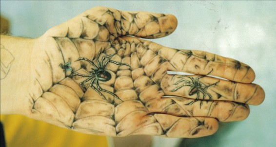 男性手掌上的蜘蛛网纹身图案