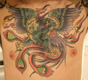男性胸部彩色东方凤凰纹身图案