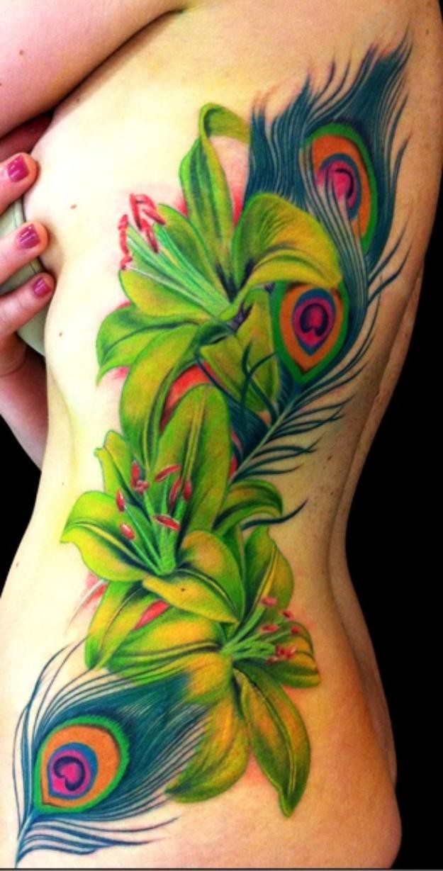 女性肋骨上彩色百合花纹身图案