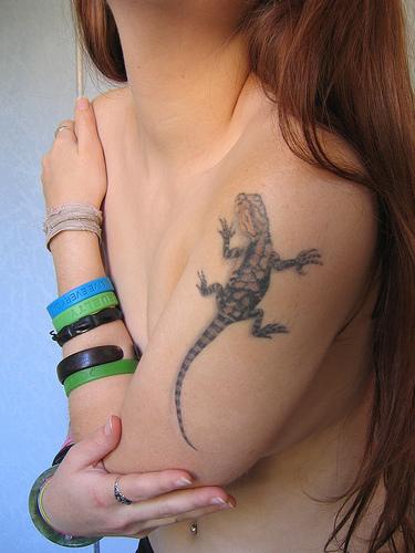 女性肩部彩色爬行蜥蜴纹身图案