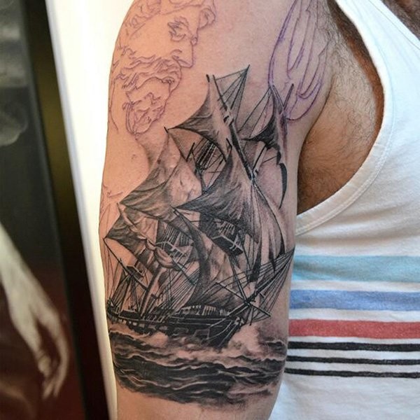 肩部黑灰在水中航行的原始帆船纹身图案