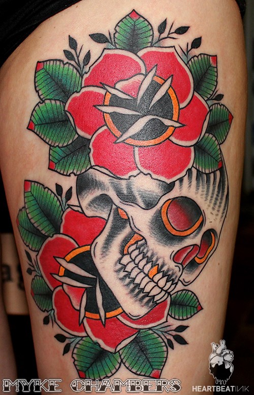 腿部彩色old school玫瑰和人类头骨纹身