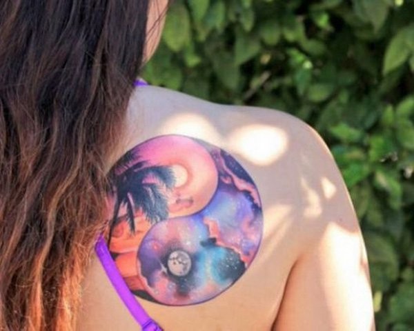 肩部圆形的彩色夜空和棕榈树纹身图案
