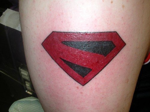 腿部彩色奇怪的超人标志纹身图片