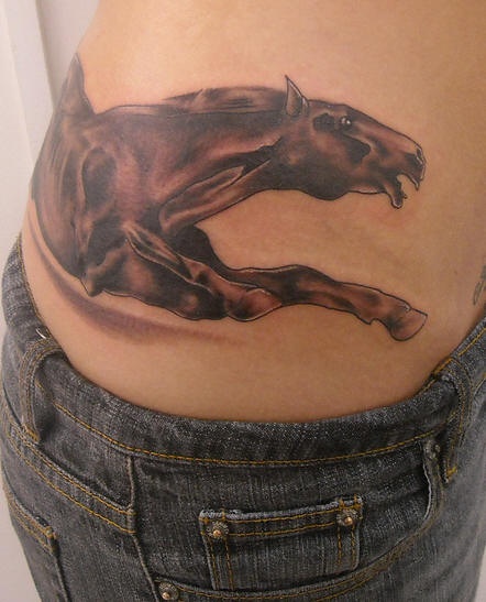 腰部棕色逼真的奔跑马纹身图案