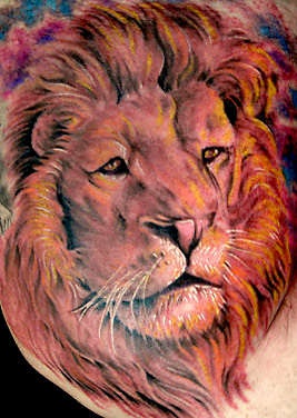 肩部彩色逼真的狮子纹身图案