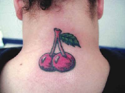 脖子上的红色樱桃色纹身图案