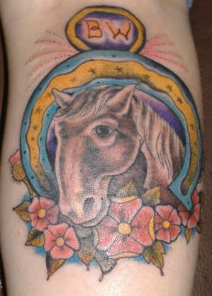 腿部彩色马与马蹄铁纹身图片