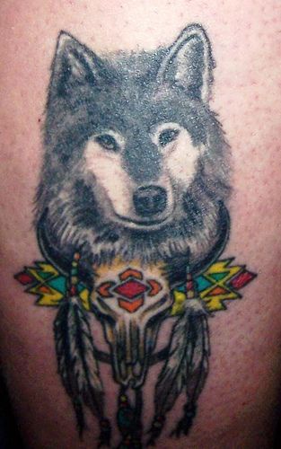 腿部彩色漂亮的狼头纹身图案