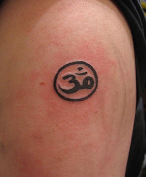 肩部黑色印度圆形符号纹身图案