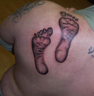 肩部棕色孩子的脚印纹身图案