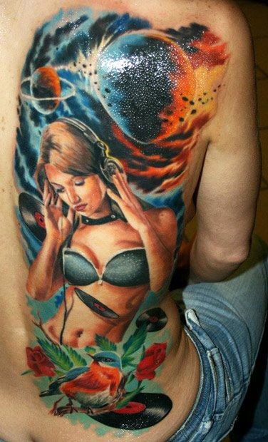 背部彩色不寻常的女性纹身图案