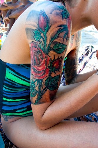手臂彩色现实的红玫瑰袖纹身图案