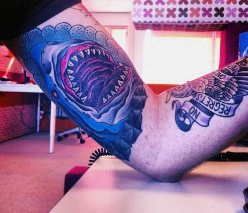 手臂壮观的彩色大鲨鱼纹身图案