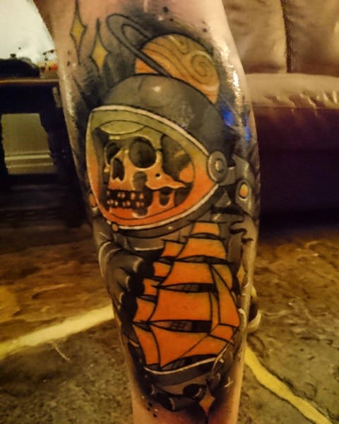 腿部彩色宇航员骷髅纹身图案