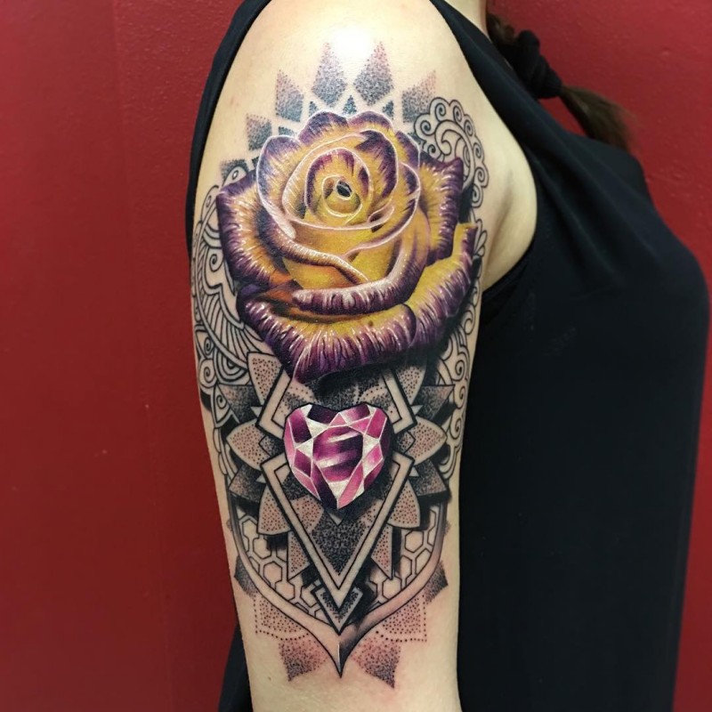 肩部彩色玫瑰与装饰纹身图案