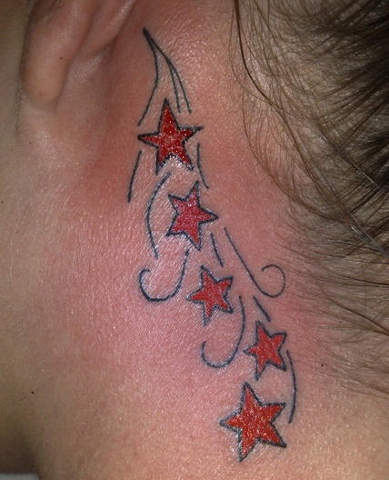 女性脖子彩色星星纹身图案