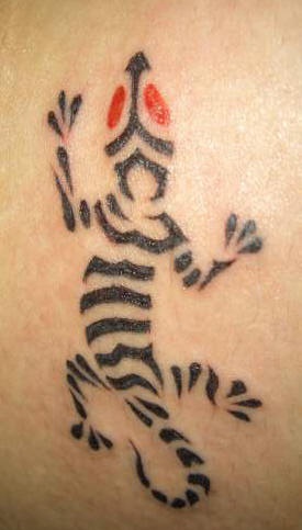 肩部黑色简约的老虎蜥蜴纹身图案