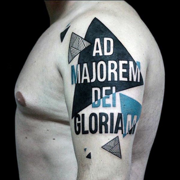 男性肩部几何与字母纹身图案