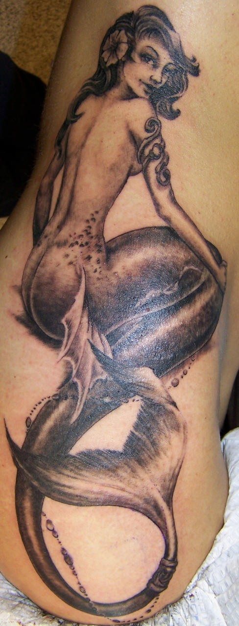 腰侧黑棕色美人鱼纹身图案