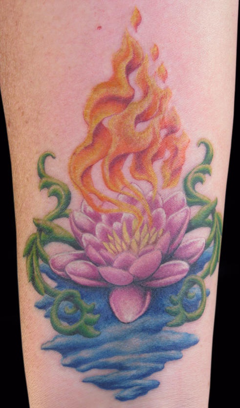 手臂彩色火焰莲花纹身图案